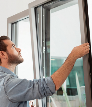 Menuisier professionnel pour la pose de menuiseries alu
